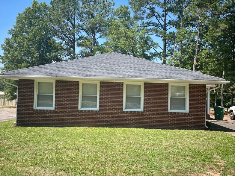 203 N Hamilton St, Williamston, SC à vendre - Photo du bâtiment - Image 2 de 9