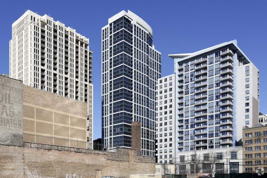 Premier South Loop Value Add Investment portefeuille de 2 propriétés à vendre sur LoopNet.ca - Photo du bâtiment - Image 3 de 5