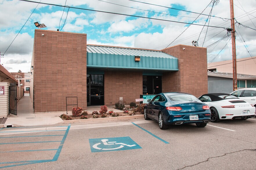 1705 28th St, Bakersfield, CA à louer - Photo du bâtiment - Image 3 de 20