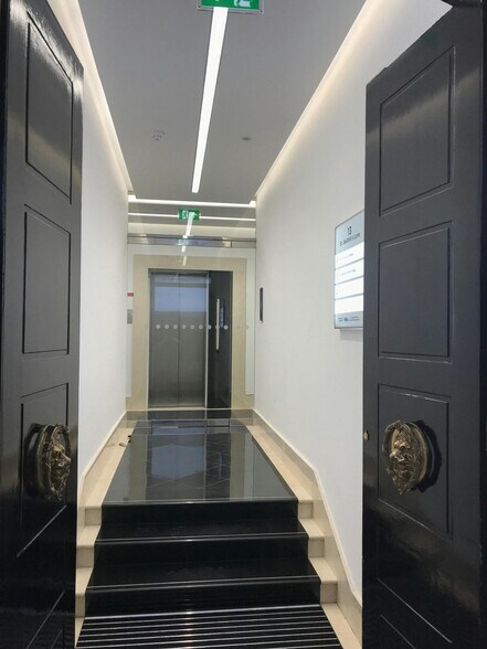 13 St Swithins Ln, Londres à louer - Photo du bâtiment - Image 3 de 16