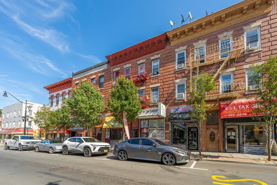 1716 Bergenline Ave, Union City, NJ à vendre - Photo du bâtiment - Image 2 de 10