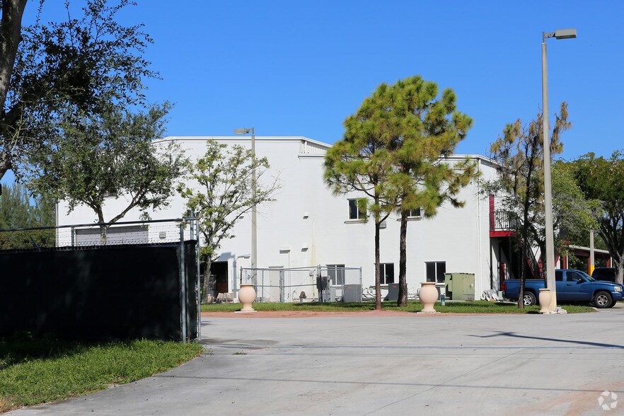 101 Benoist Farms Rd, West Palm Beach, FL à louer - Photo du bâtiment - Image 3 de 8