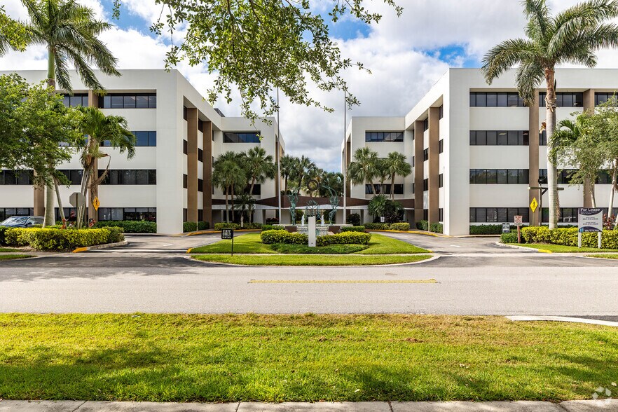 1900 NW Corporate Blvd, Boca Raton, FL à louer - Photo principale - Image 1 de 2
