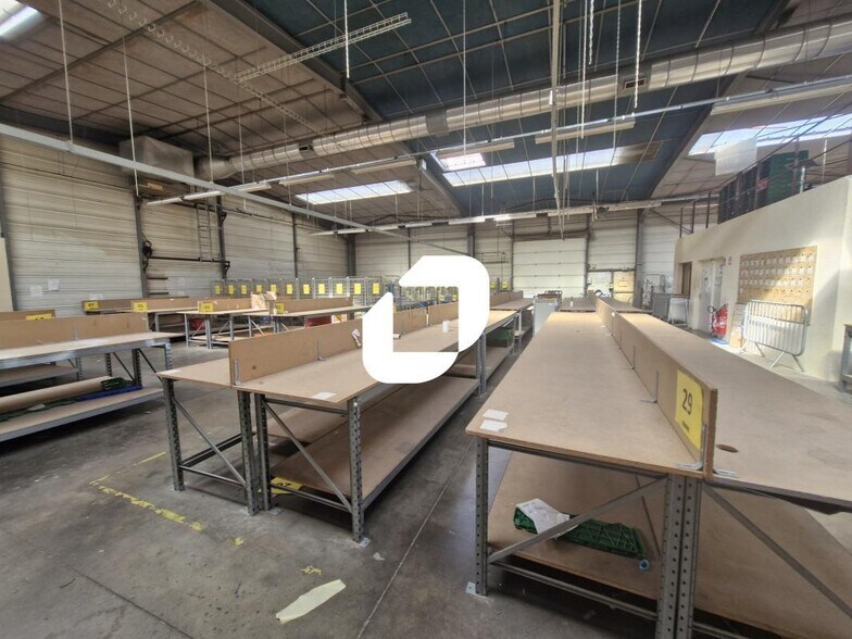 Flex in Pontcarré for lease - Building Photo - Image 3 of 6