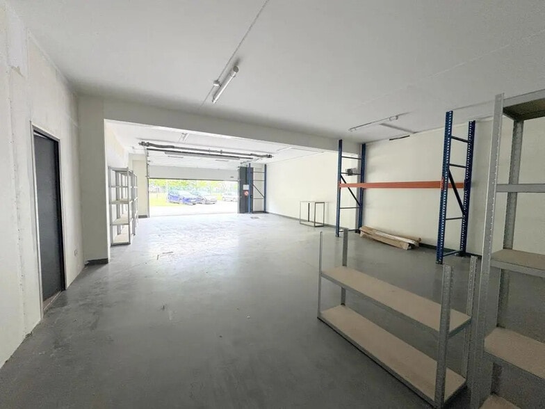 Flex in Herblay-sur-Seine for lease - Interior Photo - Image 2 of 9