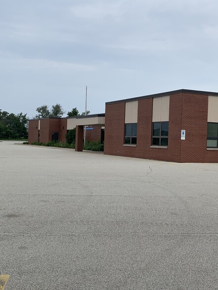 3994 Wequiock Rd, Green Bay, WI for lease - Building Photo - Image 1 of 18