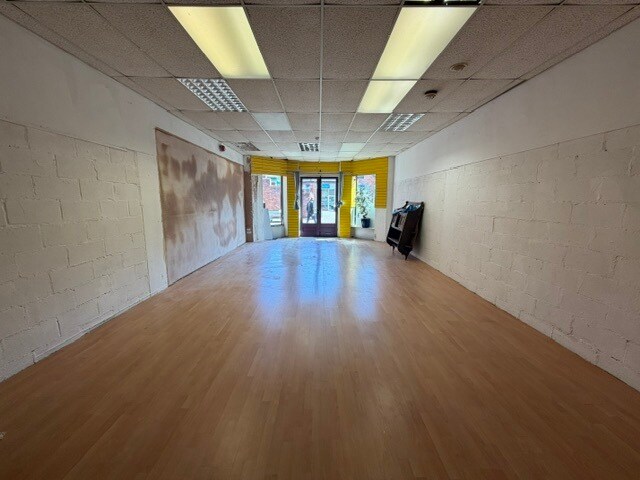 Priory Sq, Salisbury for lease - Building Photo - Image 2 of 3