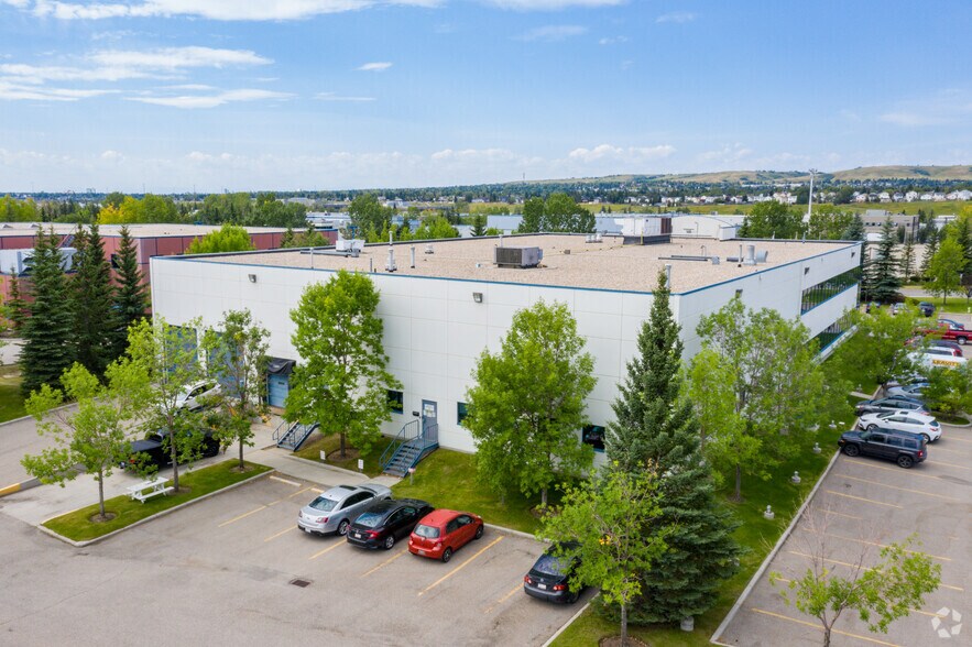 7236 10th St NE, Calgary, AB à vendre - Photo du bâtiment - Image 3 de 22