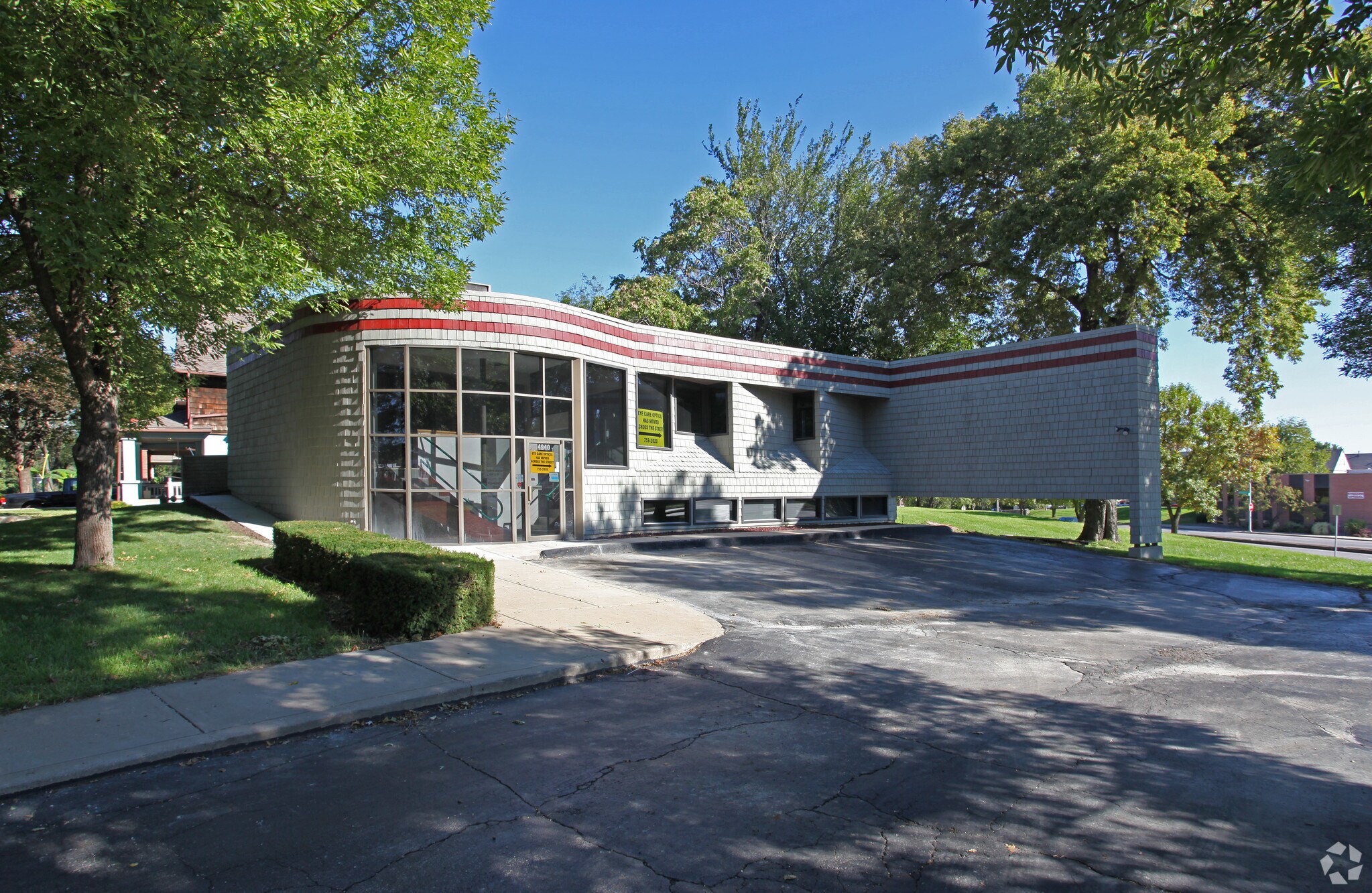 4240 SW Southwest Tfwy, Kansas City, MO for sale Primary Photo- Image 1 of 4