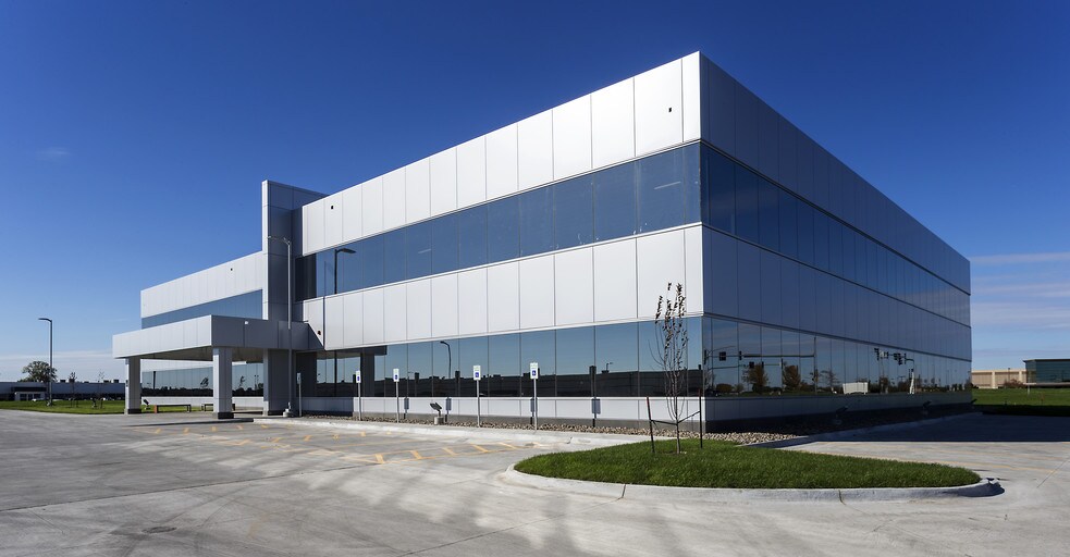 12100 Meredith Dr, Urbandale, IA à louer - Photo du bâtiment - Image 1 de 12