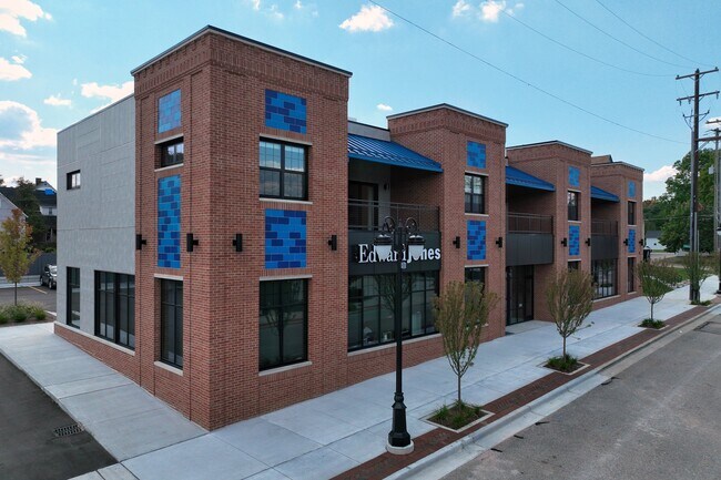 Plus de détails pour 113 Mill St, Fenton, MI - Commerce de détail à louer