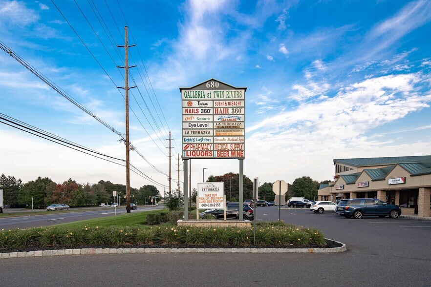 680 Route 33 E, East Windsor, NJ à louer - Photo du bâtiment - Image 2 de 23