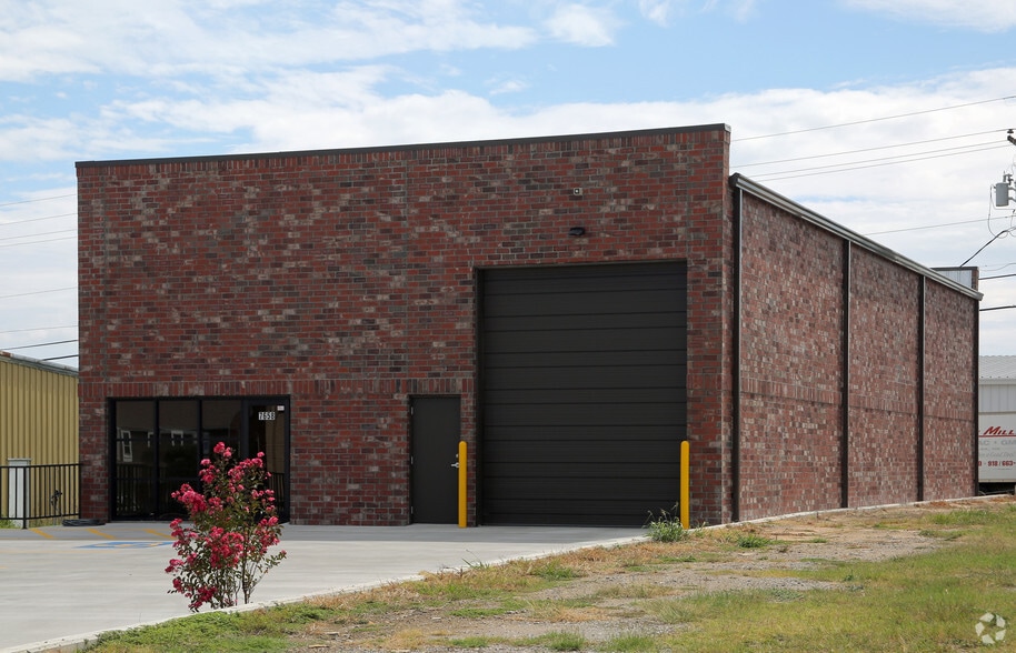 7658 E 46th Pl, Tulsa, OK for lease - Primary Photo - Image 2 of 4