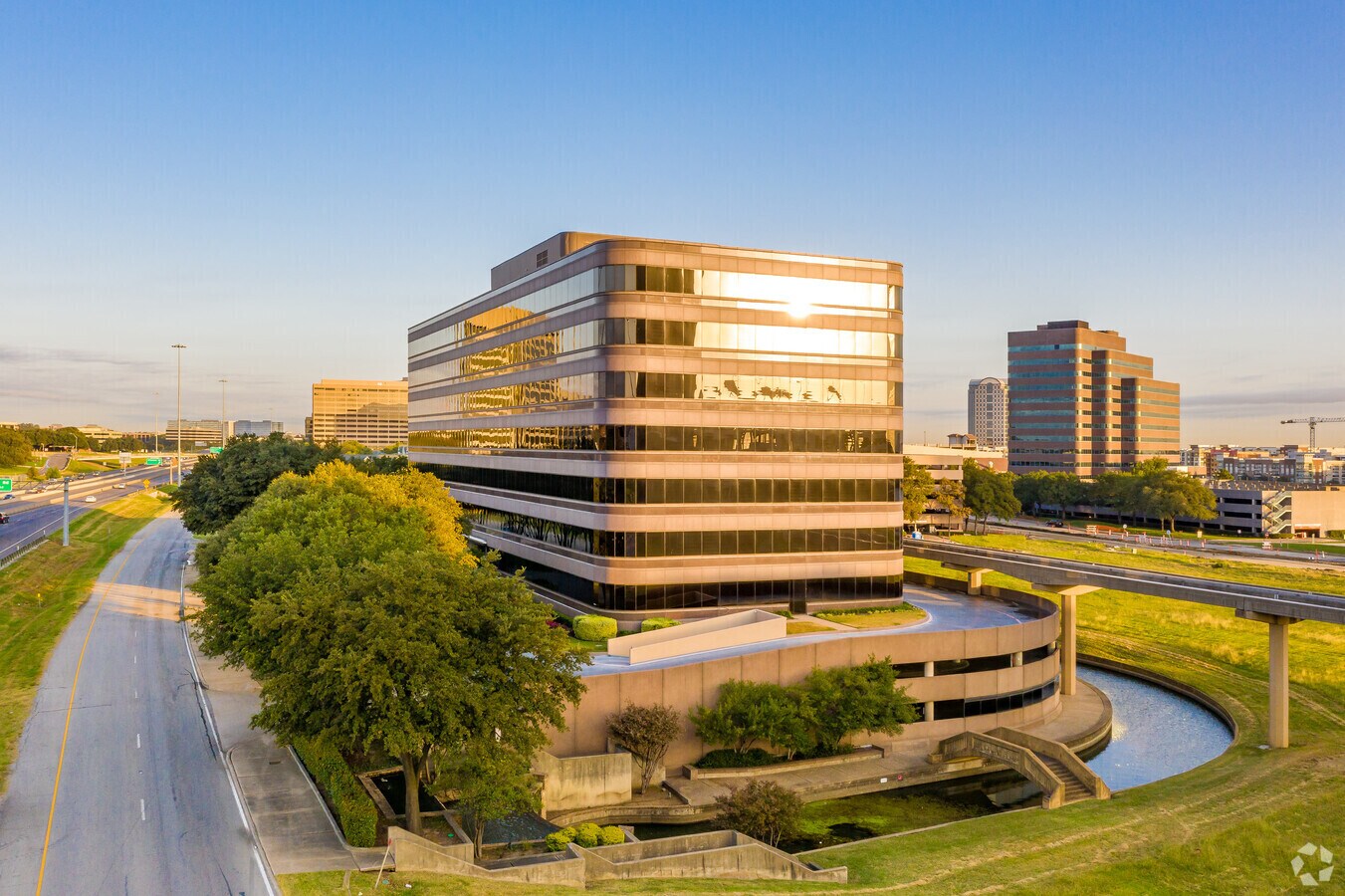 320 Decker Dr, Irving, TX à louer Photo du bâtiment- Image 1 de 16