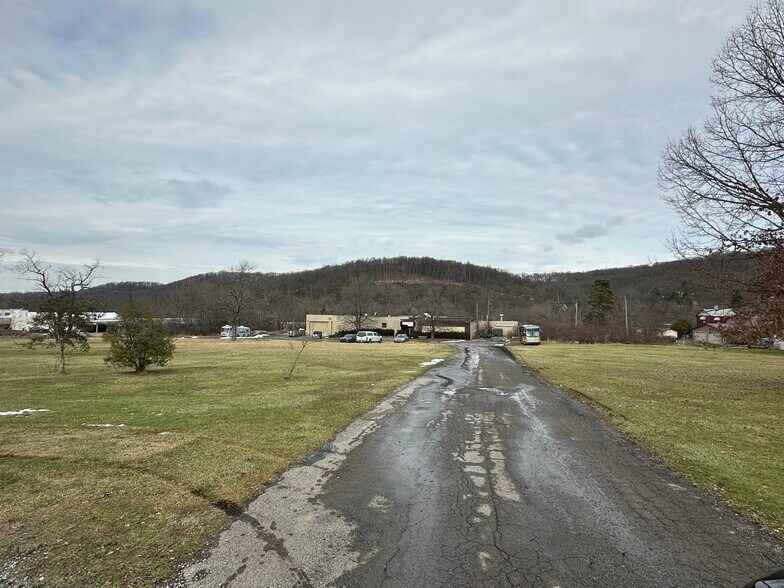 90 Pattison St, Evans City, PA à louer - Photo du bâtiment - Image 3 de 7