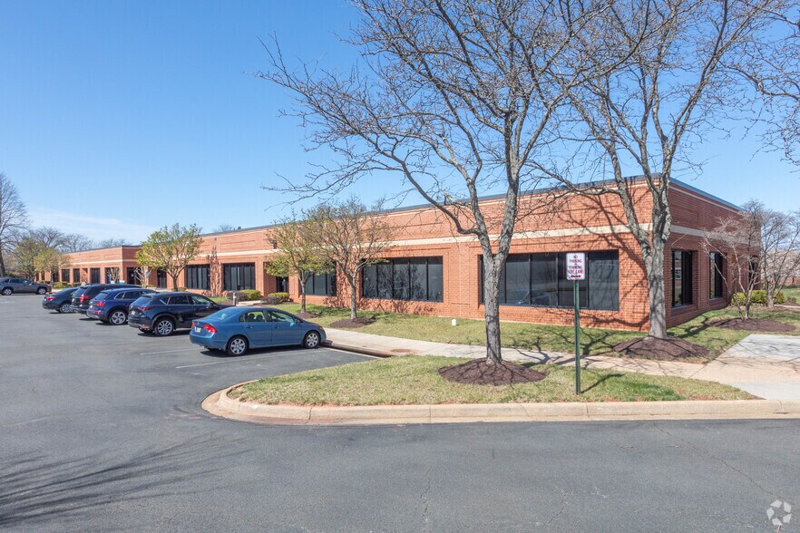 46020 Manekin Plz, Dulles Town Center, VA à louer - Photo du bâtiment - Image 1 de 3