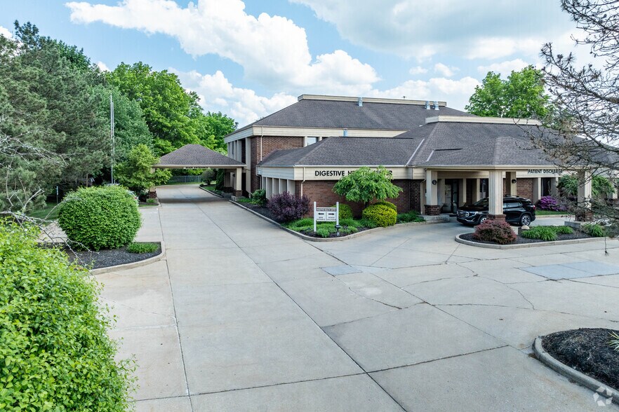 570 White Pond Dr, Akron, OH à louer - Photo principale - Image 1 de 5