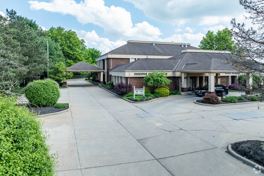 570 White Pond Dr, Akron, OH for lease - Primary Photo - Image 1 of 5