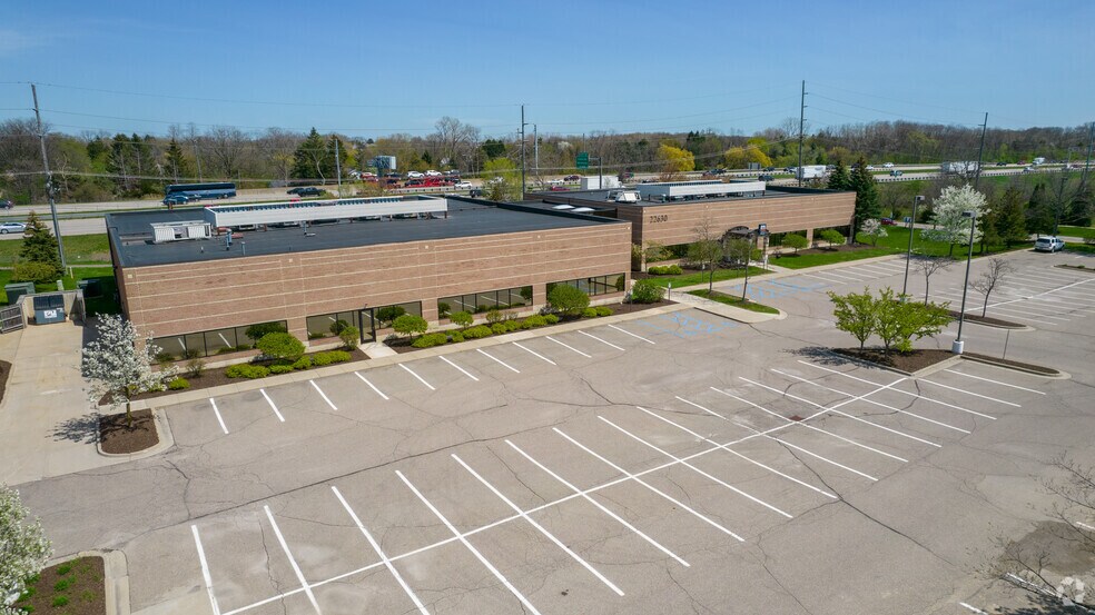 22630 Haggerty Rd, Farmington Hills, MI à louer - Photo du bâtiment - Image 3 de 7
