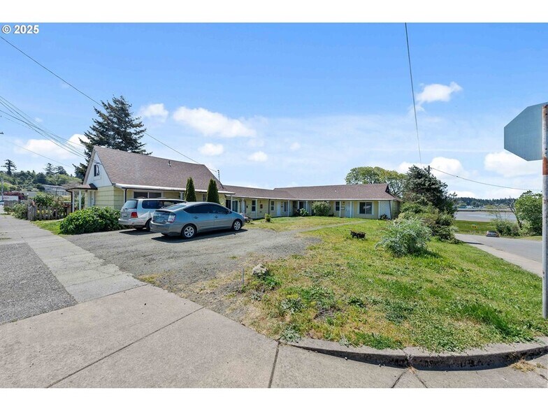 1900 Monroe St, North Bend, OR à vendre - Photo du bâtiment - Image 2 de 49