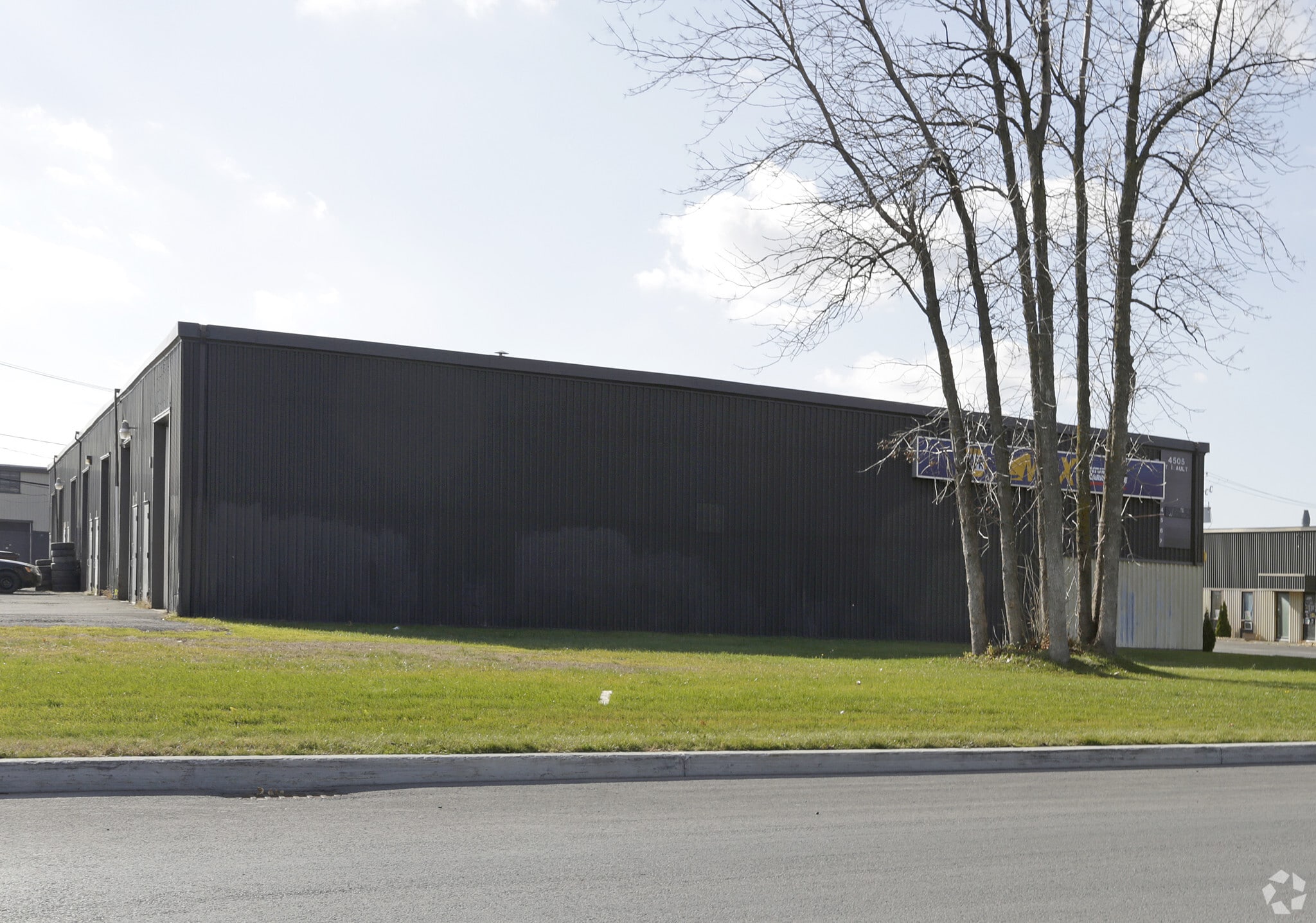 4505 Av Thibault, Longueuil, QC for lease Primary Photo- Image 1 of 5