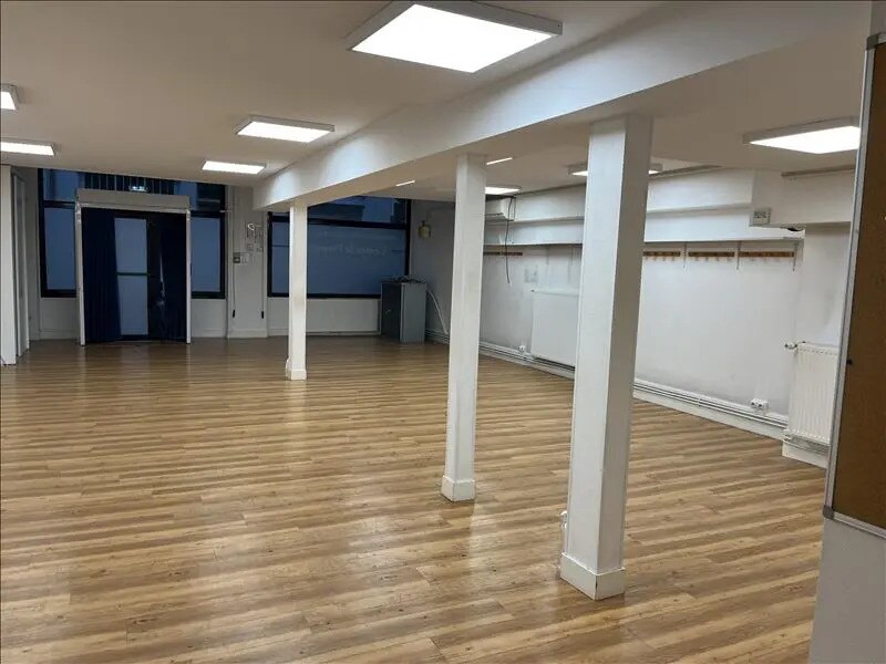 Retail in Lyon for sale Interior Photo- Image 1 of 7