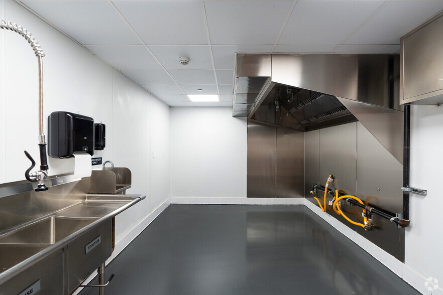 102-110 Commerce St, Brooklyn, NY for lease - Interior Photo - Image 3 of 24