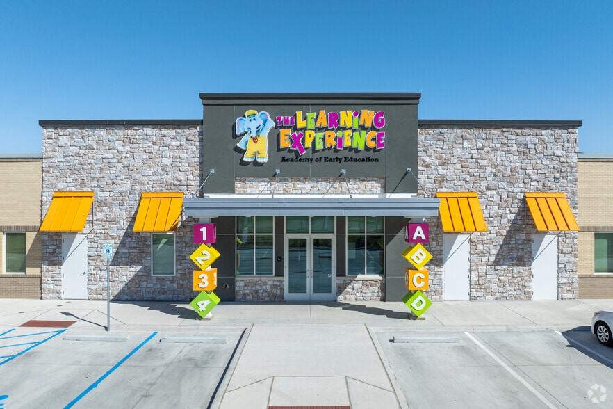 1645 Greenridge Dr, Burleson, TX for sale - Building Photo - Image 3 of 4