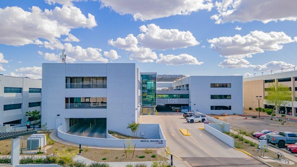 1520 S Dobson Rd, Mesa, AZ à louer - Photo du bâtiment - Image 3 de 19