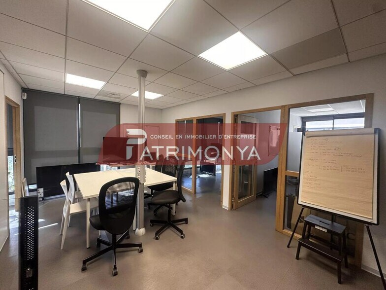 Office in Aubagne for lease - Interior Photo - Image 2 of 6