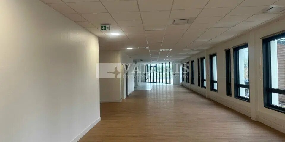 Bureau dans Saint-Laurent-de-Mure à louer - Photo du bâtiment - Image 3 de 12