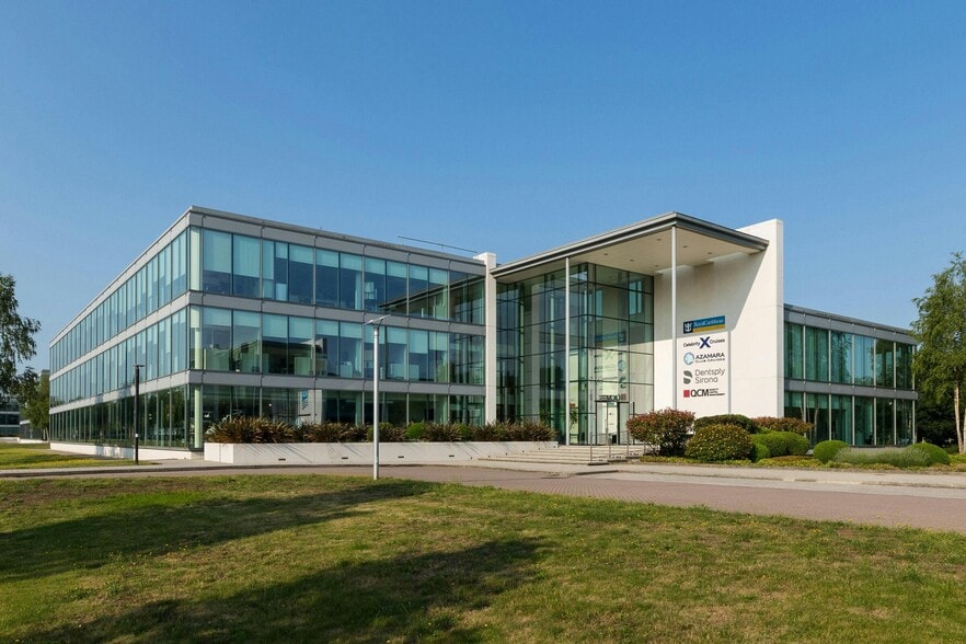 3 Wellington Way, Weybridge à louer - Photo du bâtiment - Image 1 de 12