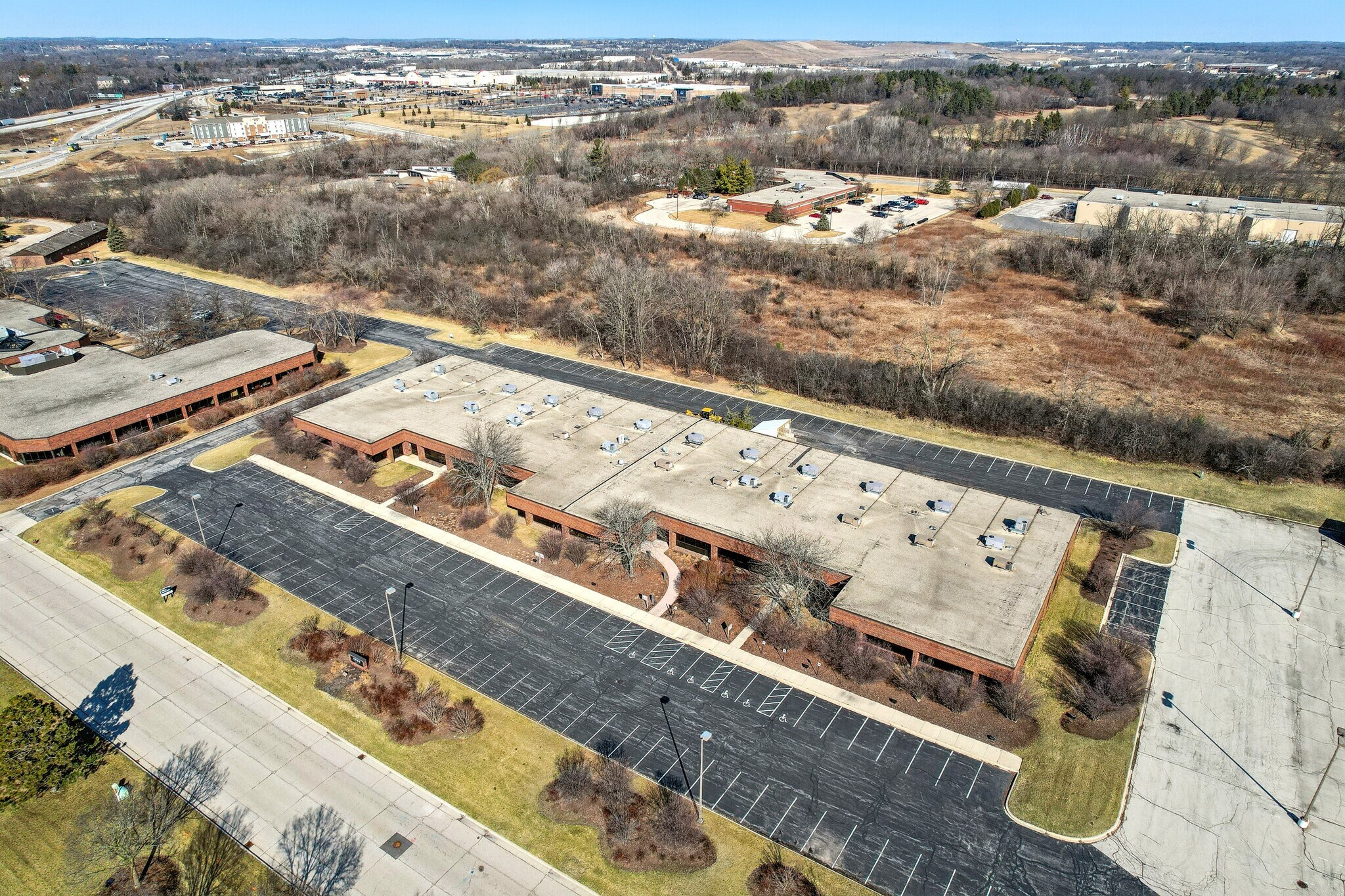 11950 W Lake Park Dr, Milwaukee, WI à vendre Photo principale- Image 1 de 32