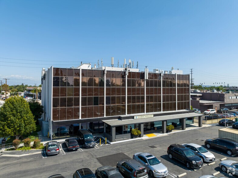 9040 Telegraph Rd, Downey, CA à louer - Photo du bâtiment - Image 2 de 8