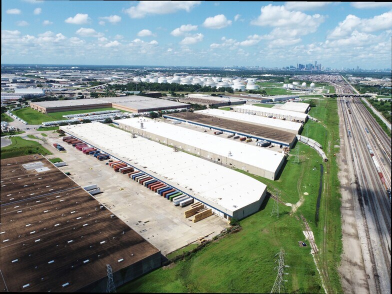 8833 Citypark Loop, Houston, TX à louer - Photo du bâtiment - Image 3 de 12