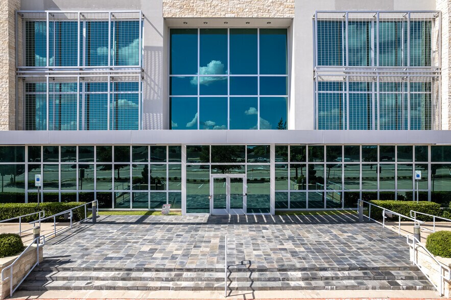 209 State Highway 121 Byp, Lewisville, TX à louer - Photo du bâtiment - Image 3 de 13
