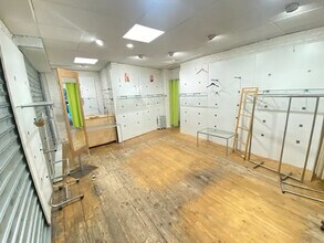 Retail in Paris for lease Interior Photo- Image 2 of 3