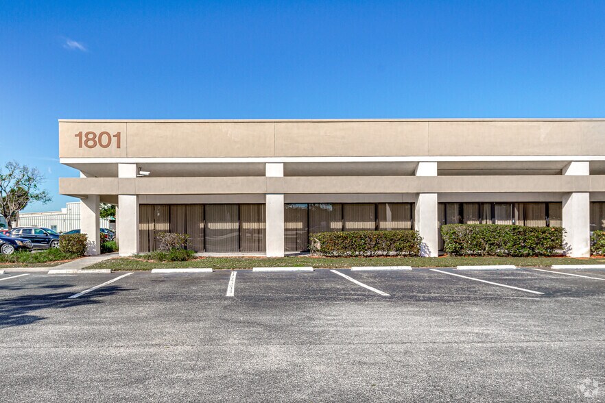 1801 S Perimeter Rd, Fort Lauderdale, FL à louer - Photo du bâtiment - Image 2 de 4