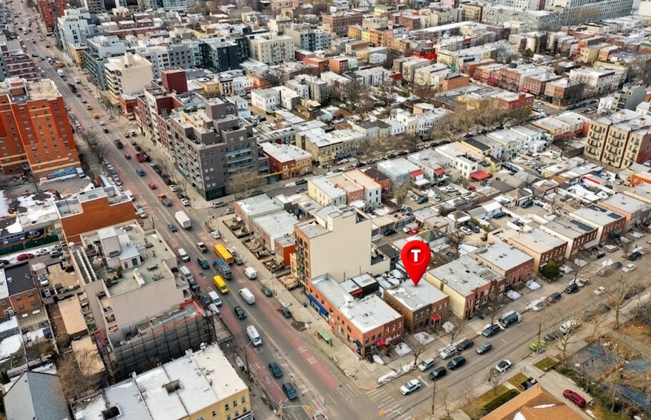 1450 30th Ave, Astoria, NY à vendre - Photo du bâtiment - Image 3 de 9