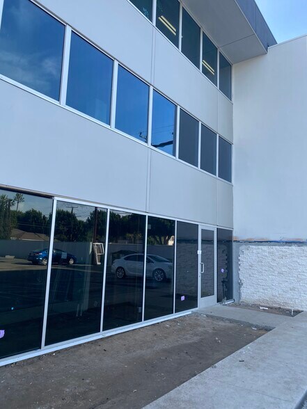 1833 E 17th St, Santa Ana, CA à louer - Photo du bâtiment - Image 3 de 11