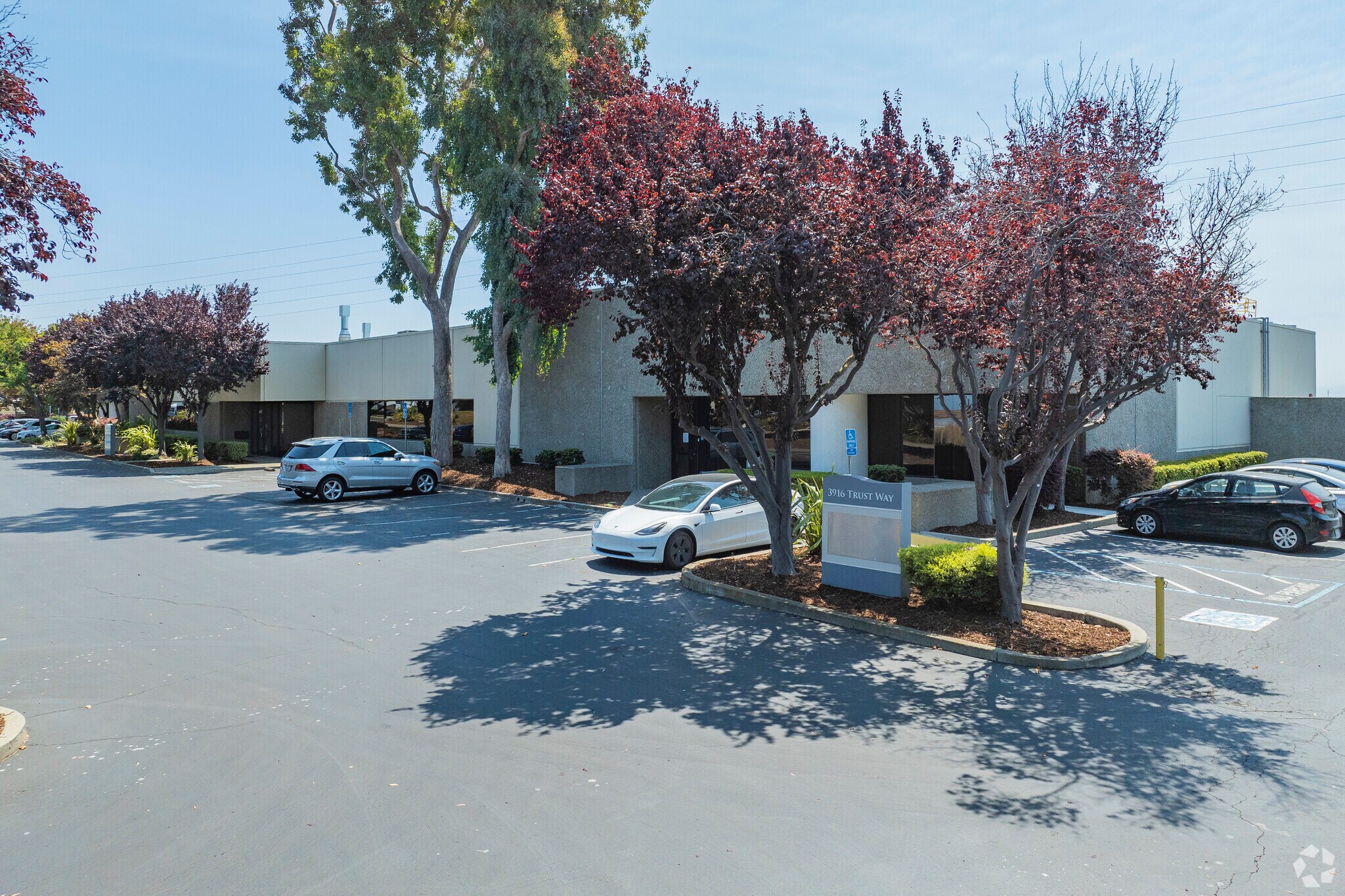 3906-3916 Trust Way, Hayward, CA à louer Photo du bâtiment- Image 1 de 2