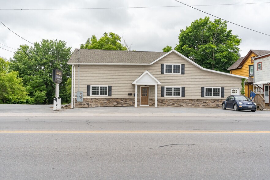 708 James St, Clayton, NY à vendre - Photo du bâtiment - Image 1 de 48