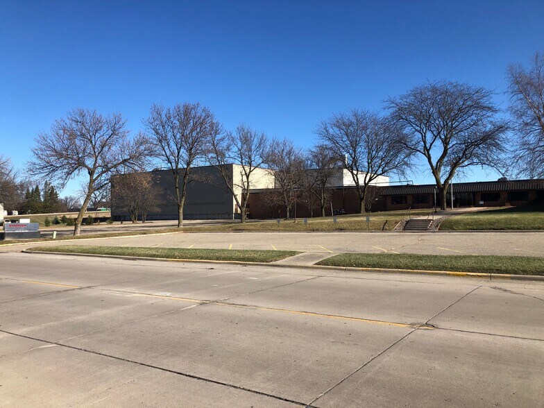 411 S 1st Ave, Albert Lea, MN à louer - Photo du bâtiment - Image 1 de 9