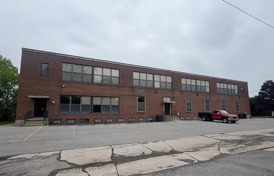 2499 Independence Ave, Niagara Falls, NY à vendre - Photo du bâtiment - Image 2 de 10