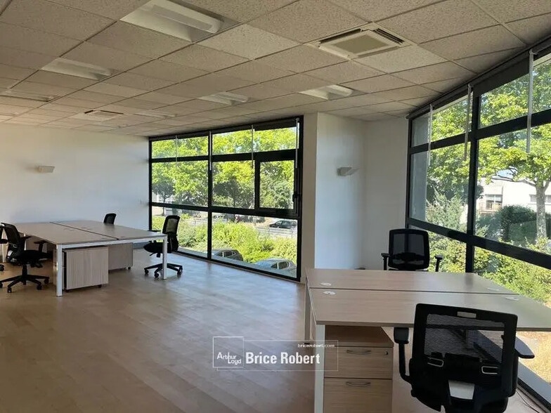 Bureau dans Décines-Charpieu à louer - Photo du bâtiment - Image 2 de 8