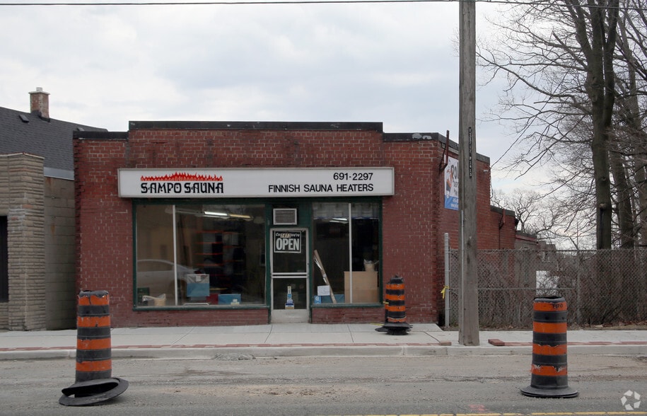 1411-1417 Kingston Road portfolio of 4 properties for sale on LoopNet.ca - Building Photo - Image 2 of 4