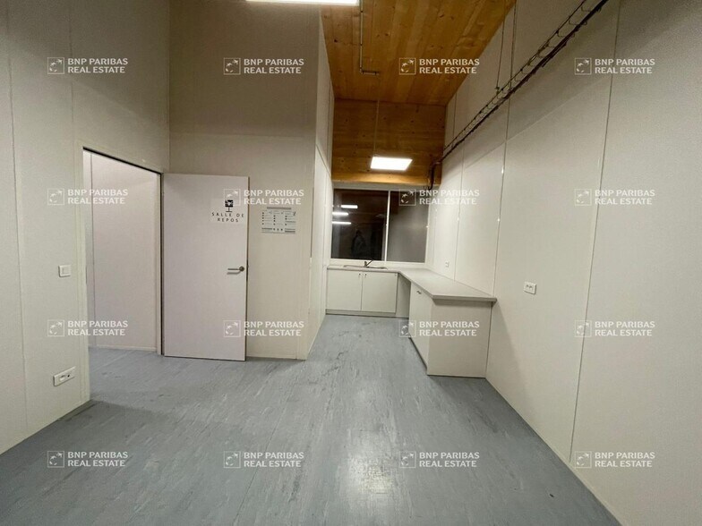 Office in Wattrelos for lease - Interior Photo - Image 2 of 16