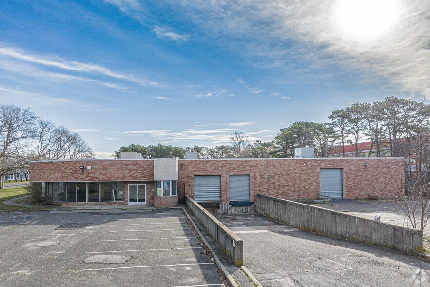 100 Pine Aire Dr, Bay Shore, NY for lease - Building Photo - Image 3 of 5