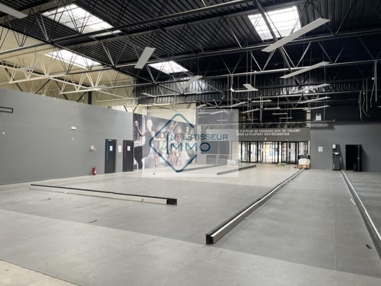 Retail in Savigny Le Temple for lease - Interior Photo - Image 1 of 5