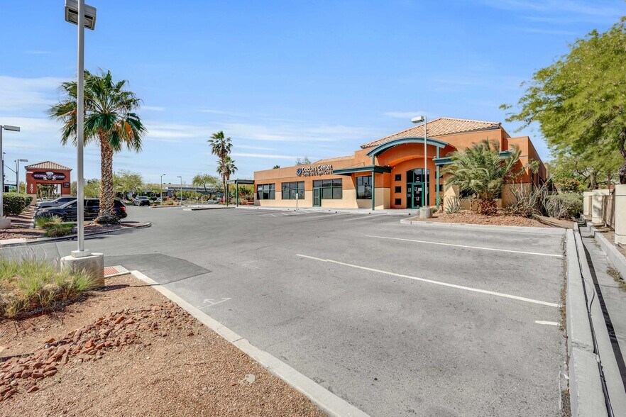 2801 N Tenaya Way, Las Vegas, NV à vendre - Photo du bâtiment - Image 2 de 20